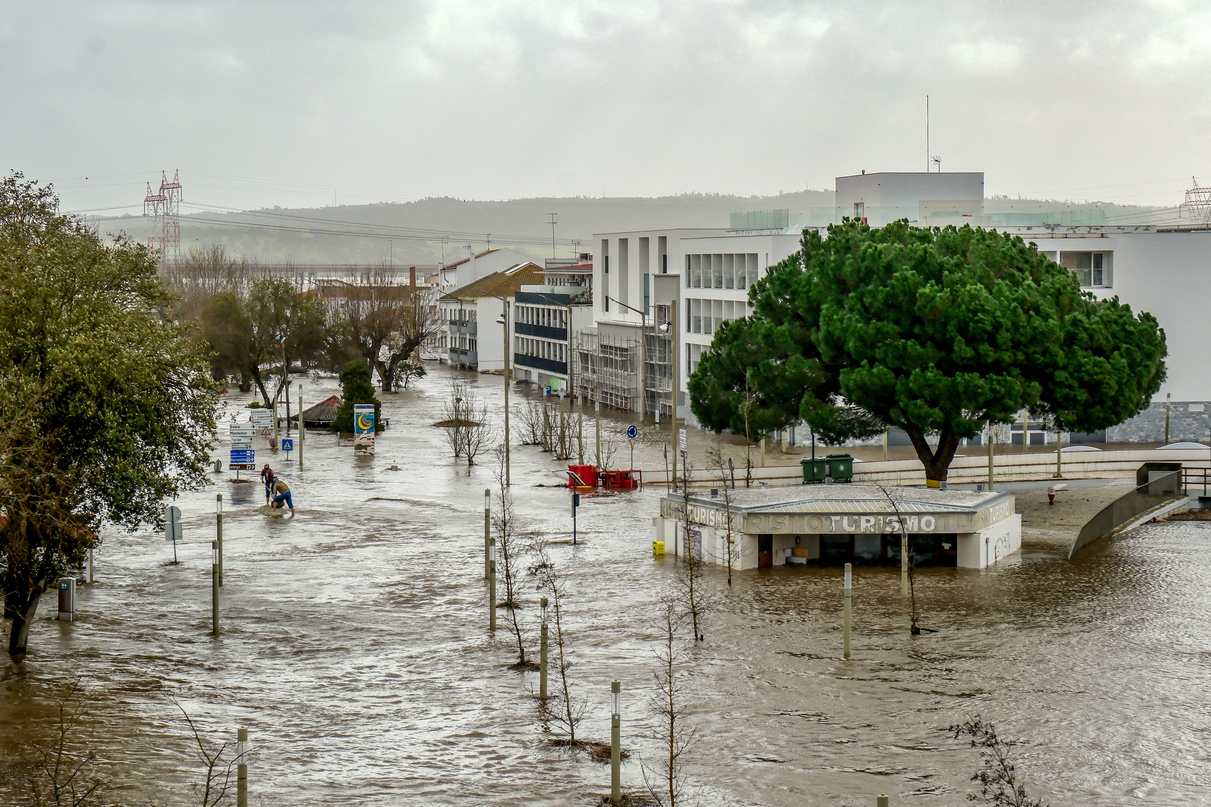 Alcácer do Sal ficou debaixo de água devido às cheias provocadas pela subida do caudal do rio Sado - Foto: Rui Minderico/LUSA
