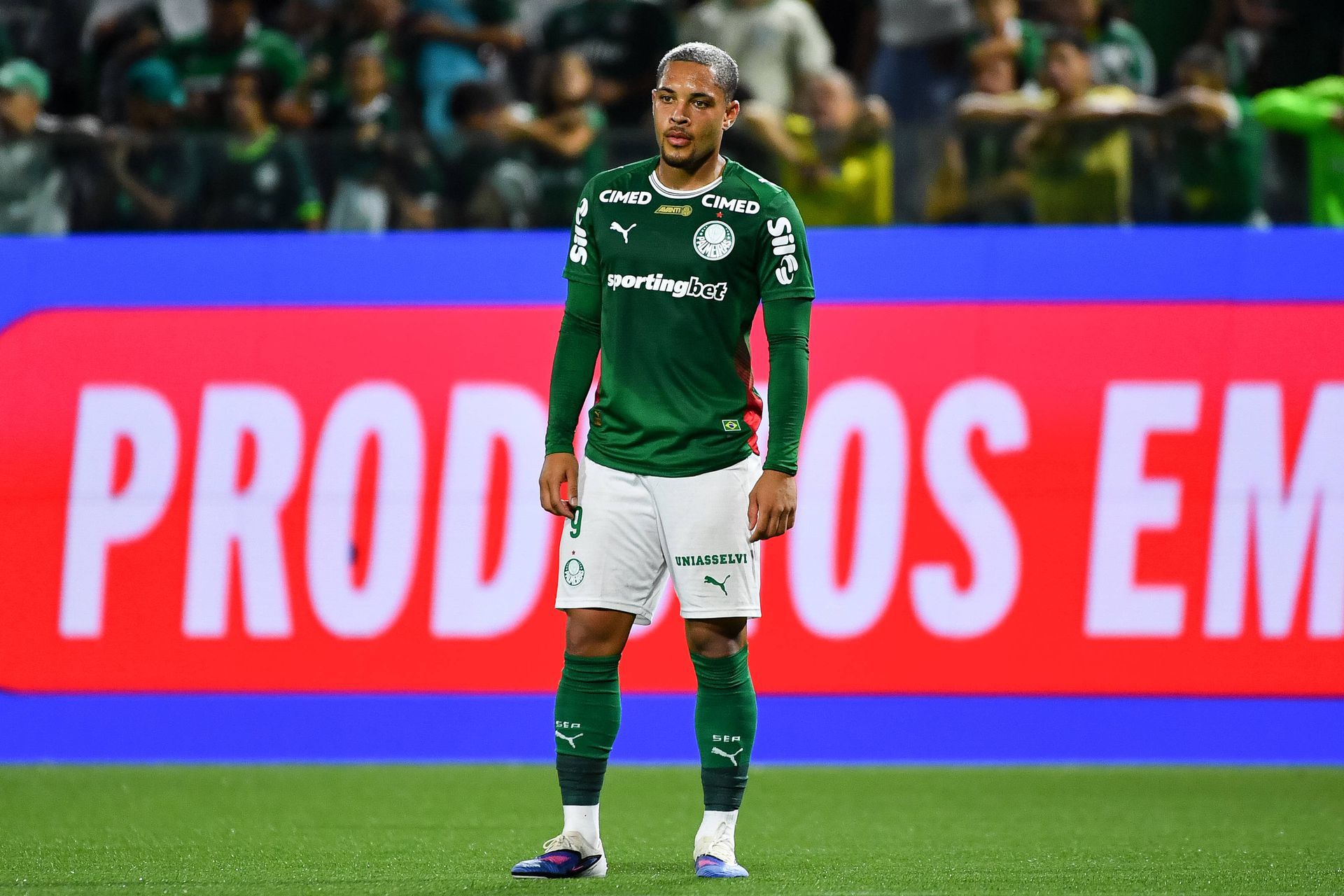 Vítor Roque em 2026: 6 jogos/1 golo pelo Palmeiras; Vítor Roque em 2025: 56 jogos/20 golos pelo Palmeiras - Foto: IMAGO