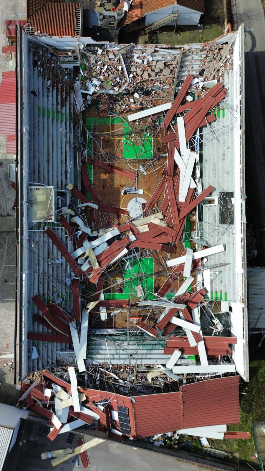Vista aérea do Pavilhão da Embra, destruído pela depressão Kristin -Foto: SC Marinhense