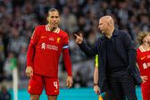 Van Dijk e Arne Slot (IMAGO)