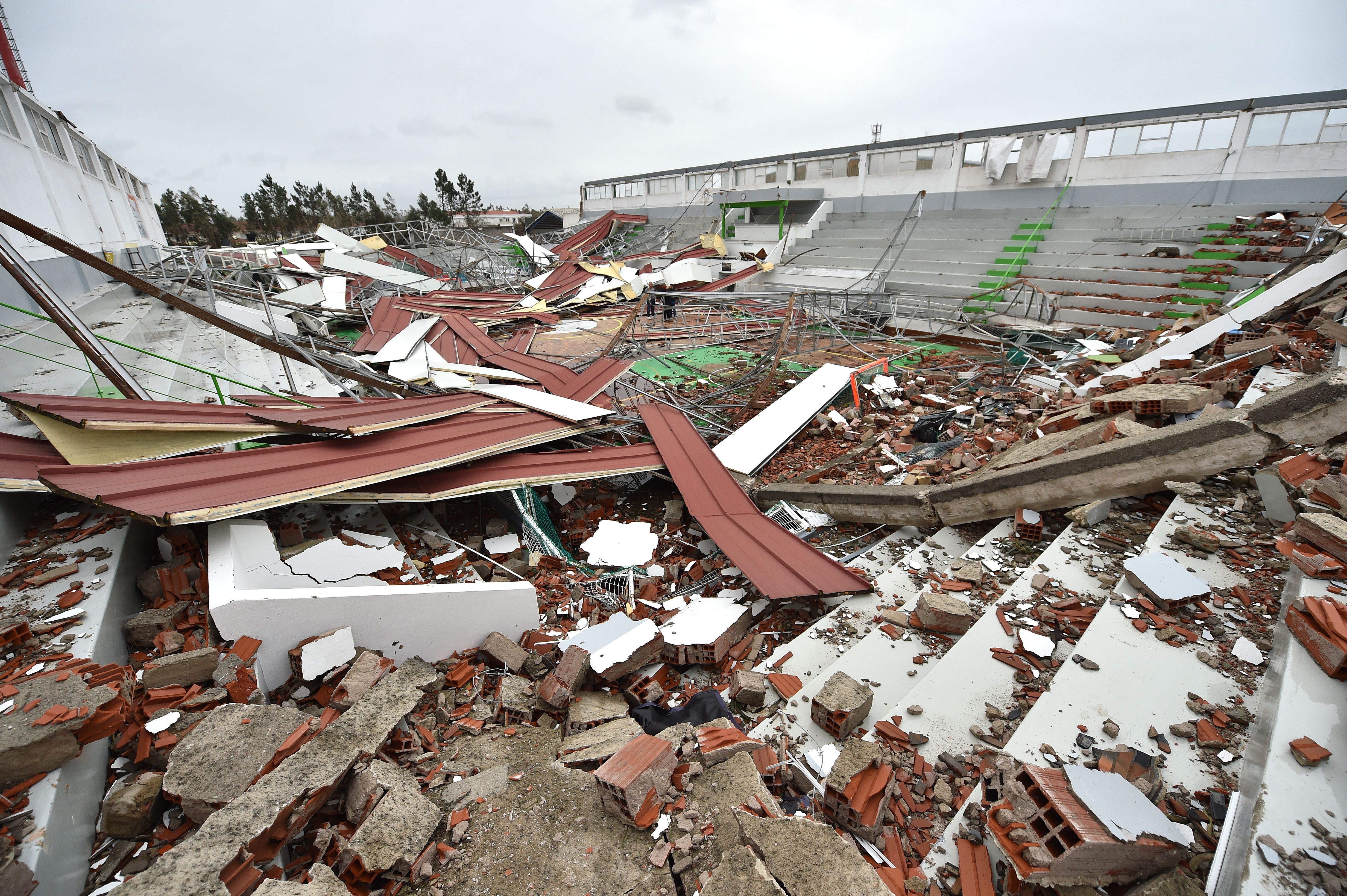 A destruição provocada pela depressão Kristin no pavilhão da Embra, na Marinha Grande - Foto: Miguel Nunes