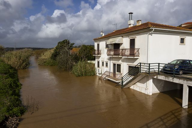Uma casa parcialmente submersa na zona ribeirinha de Vila Nova da Rainha, Azambuja, devido à subida do caudal do Rio Tejo - Foto: JOSÉ SENA GOULÃO/LUSA