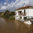 Uma casa parcialmente submersa na zona ribeirinha de Vila Nova da Rainha, Azambuja, devido à subida do caudal do Rio Tejo - Foto: JOSÉ SENA GOULÃO/LUSA