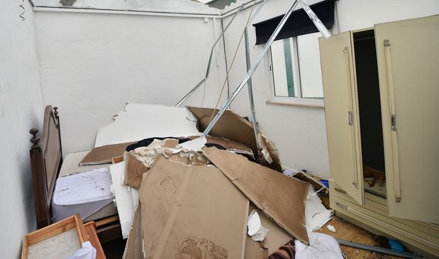 O teto do quarto onde dormia um dos jogadores da equipa de baquetebol cedeu durante a tempestade - Foto: Miguel Nunes