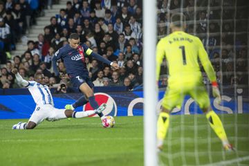 Vídeo: Mbappé rebenta a rede da baliza para colocar o PSG na frente