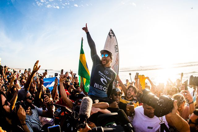 500 erguem a onda em Peniche