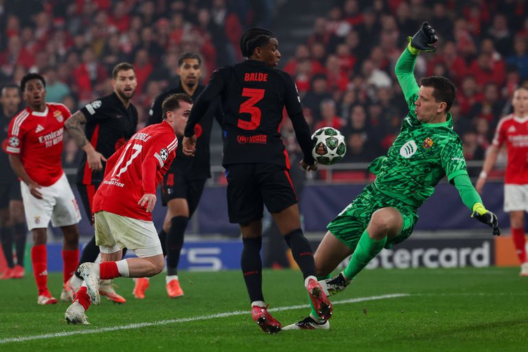 Szczesny saiu da reforma para ser muro na Luz