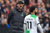 Jurgen Klopp e Mohamed Salah a discutirem num encontro do Liverpool