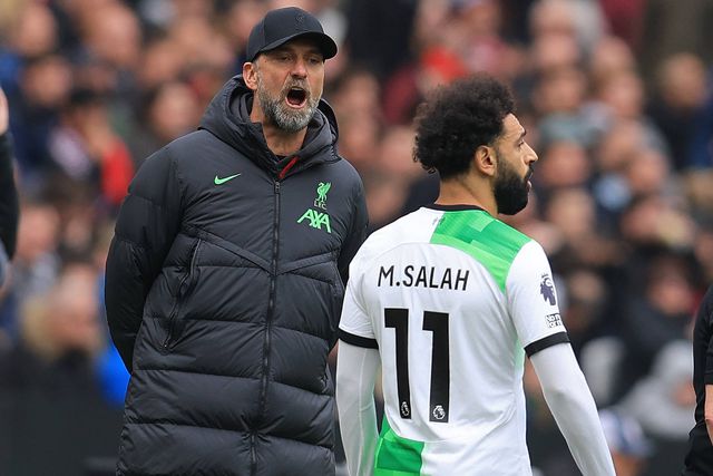 Jurgen Klopp e Mohamed Salah a discutirem num encontro do Liverpool