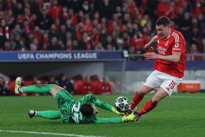 Belotti derrubado por Szczesny (Imago)