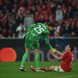 Szczesny ergue Belotti após o italiano ver um penálti revertido por posição irregular, no Benfica-Barcelona (foto: Miguel Nunes)