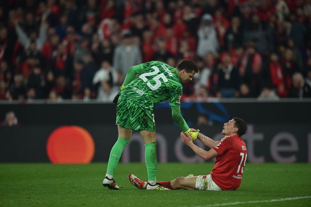 Szczesny ergue Belotti após o italiano ver um penálti revertido por posição irregular, no Benfica-Barcelona (foto: Miguel Nunes)