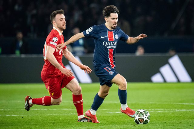 Vitinha a manter a posse de bola, apesar da pressão de Diogo Jota