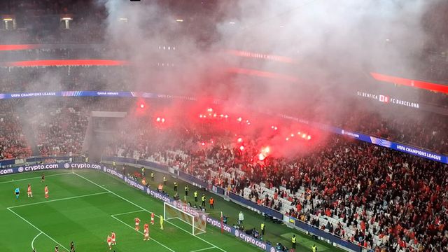 Festival de pirotecnia interrompe jogo na Luz