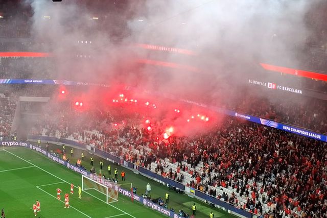 Festival de pirotecnia interrompe jogo na Luz