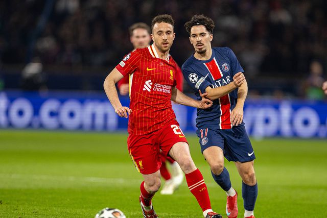 Diogo Jota e Vitinha a lutarem pela posse de bola no PSG-Liverpool