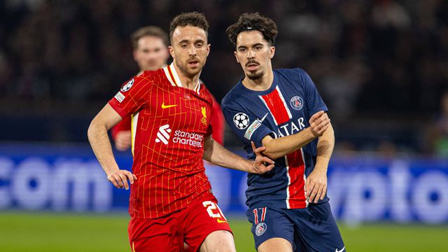 Diogo Jota e Vitinha a lutarem pela posse de bola no PSG-Liverpool