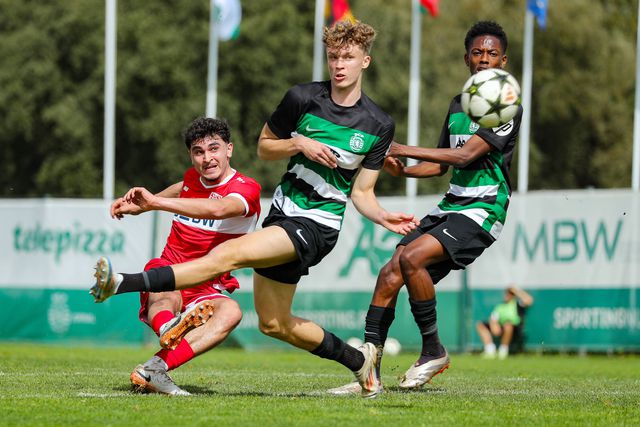 Youth League - Sporting-Estugarda: leõezinhos ficam pelo caminho