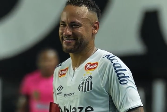 Neymar com sorriso após pedido de casamento inesperado