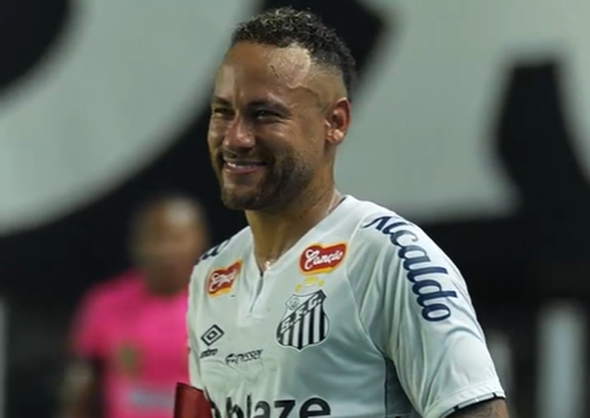 Neymar com sorriso após pedido de casamento inesperado