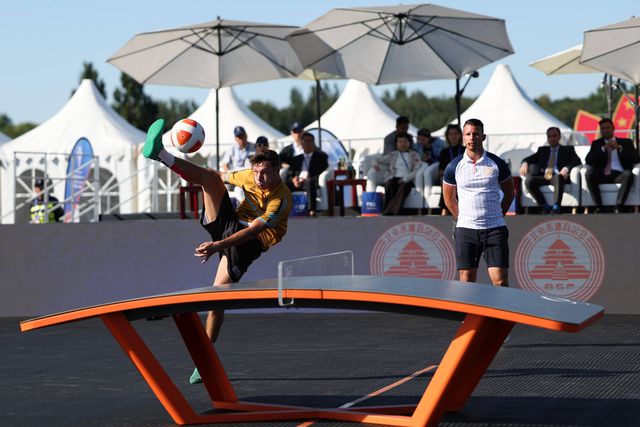Gyorgydeak, bicampeão de Teqball, num jogo de singulares na Polónia