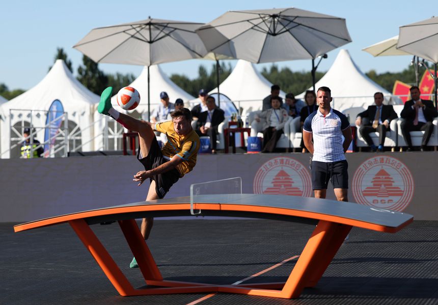 Gyorgydeak, bicampeão de Teqball, num jogo de singulares na Polónia