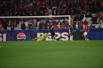 Incrível! Trubin impede golo do Barcelona por três vezes... na mesma jogada (Vídeo)