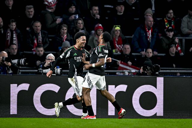 Ethan Nwaneri e Myles Lewis-Skelly, do Arsenal, celebram o segundo golo da equipa, em Eindhoven, contra o PSV, na primeira mão dos oitavos de final da UEFA Champions League