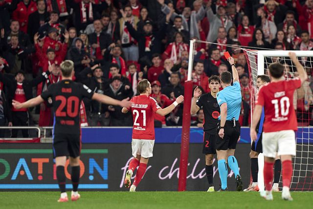 VÍDEO: Cubarsí expulso após falta grosseira sobre Pavlidis