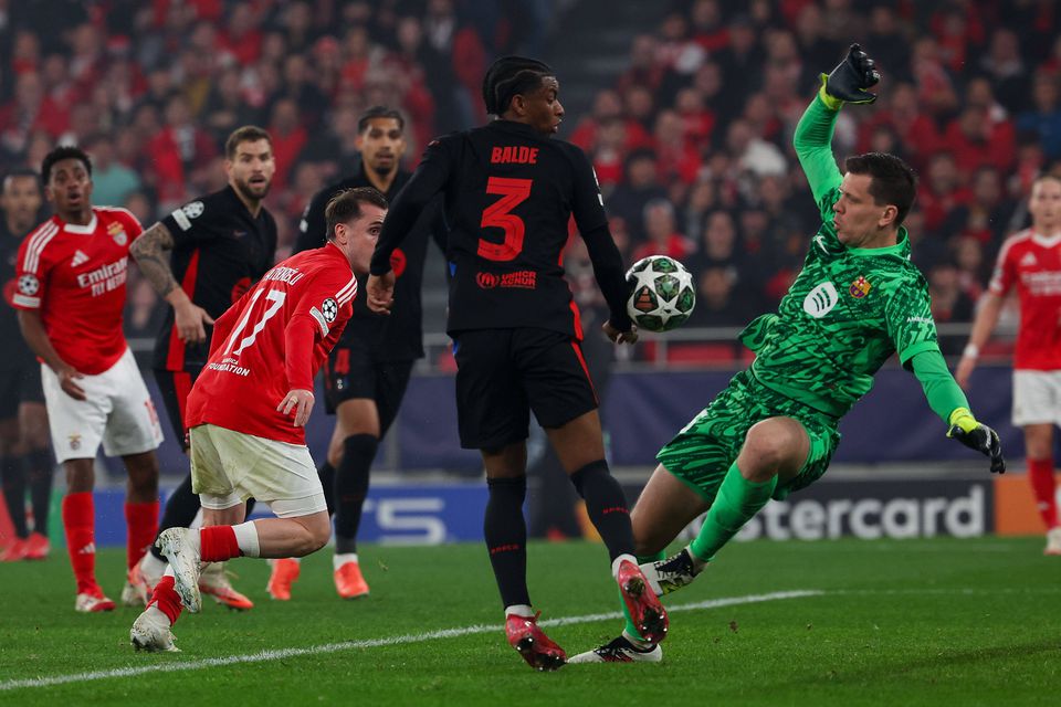 Wojciech Szczesny defende remate de Akturkoglu no jogo entre o Benfica e o Barcelona