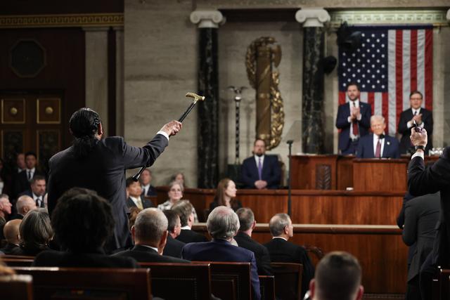 Deputado democrata Al Green interrompeu várias vezes discurso de Trump no Estado da União e foi forçado a sair da sala