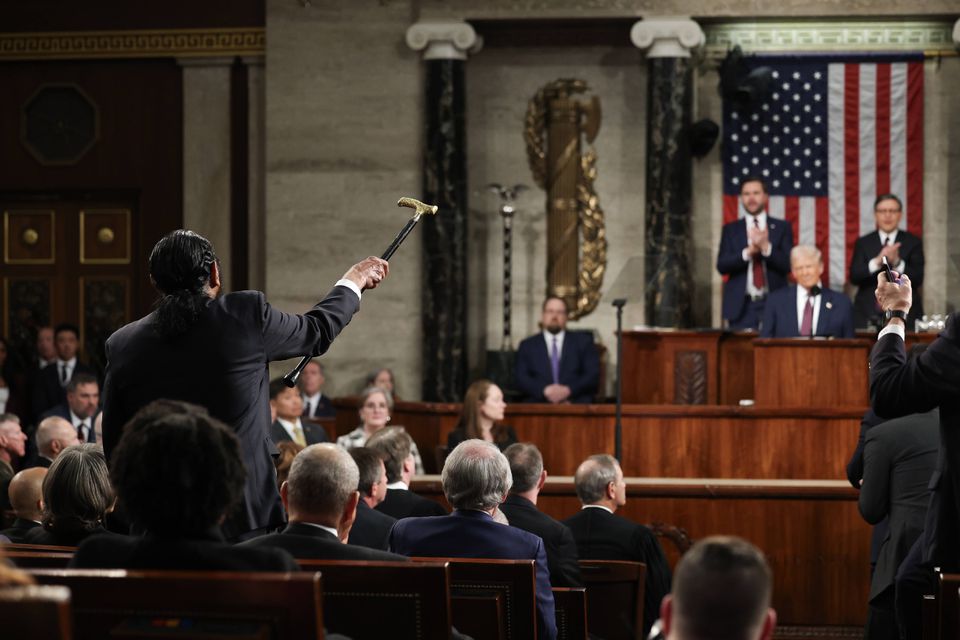 Deputado democrata Al Green interrompeu várias vezes discurso de Trump no Estado da União e foi forçado a sair da sala