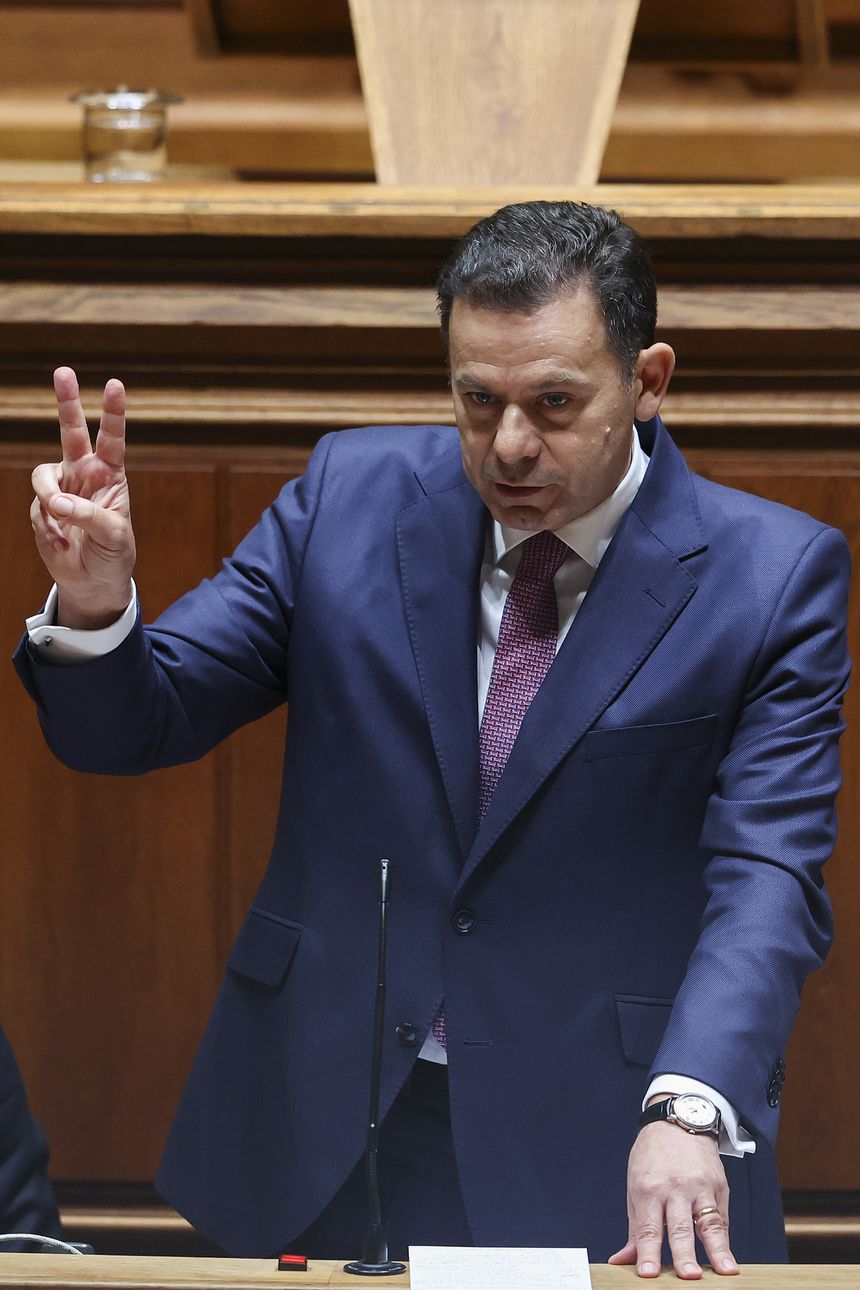 Luís Montenegro no Parlamento (EPA/MANUEL DE ALMEIDA)