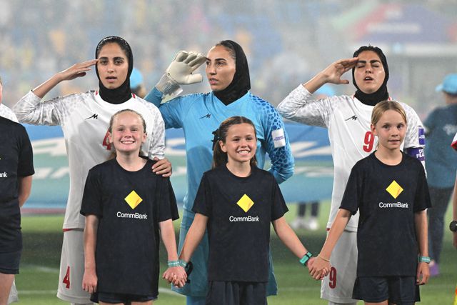 Jogadoras do Irão cantar o hino e fizeram a saudação durante o cântico