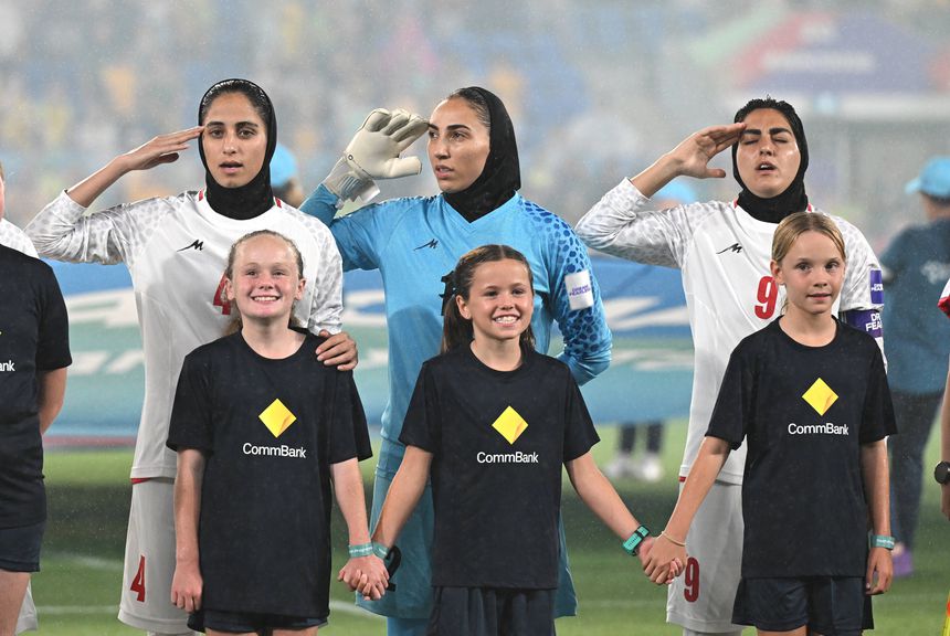 Jogadoras do Irão cantar o hino e fizeram a saudação durante o cântico