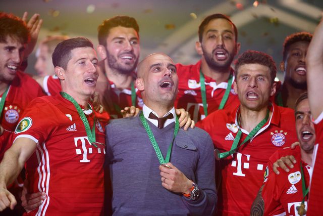 Lewandowski, Guardiola e Muller celebram a conquista da Taça da Alemanha em 2016 (IMAGO)
