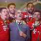Lewandowski, Guardiola e Muller celebram a conquista da Taça da Alemanha em 2016 (IMAGO)