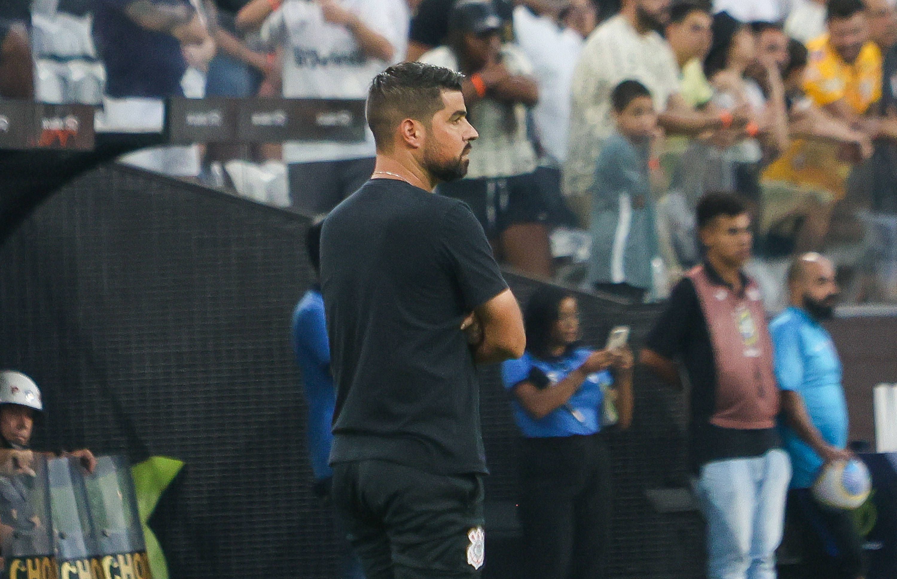 António Oliveira esteve 144 dias no Corinthians