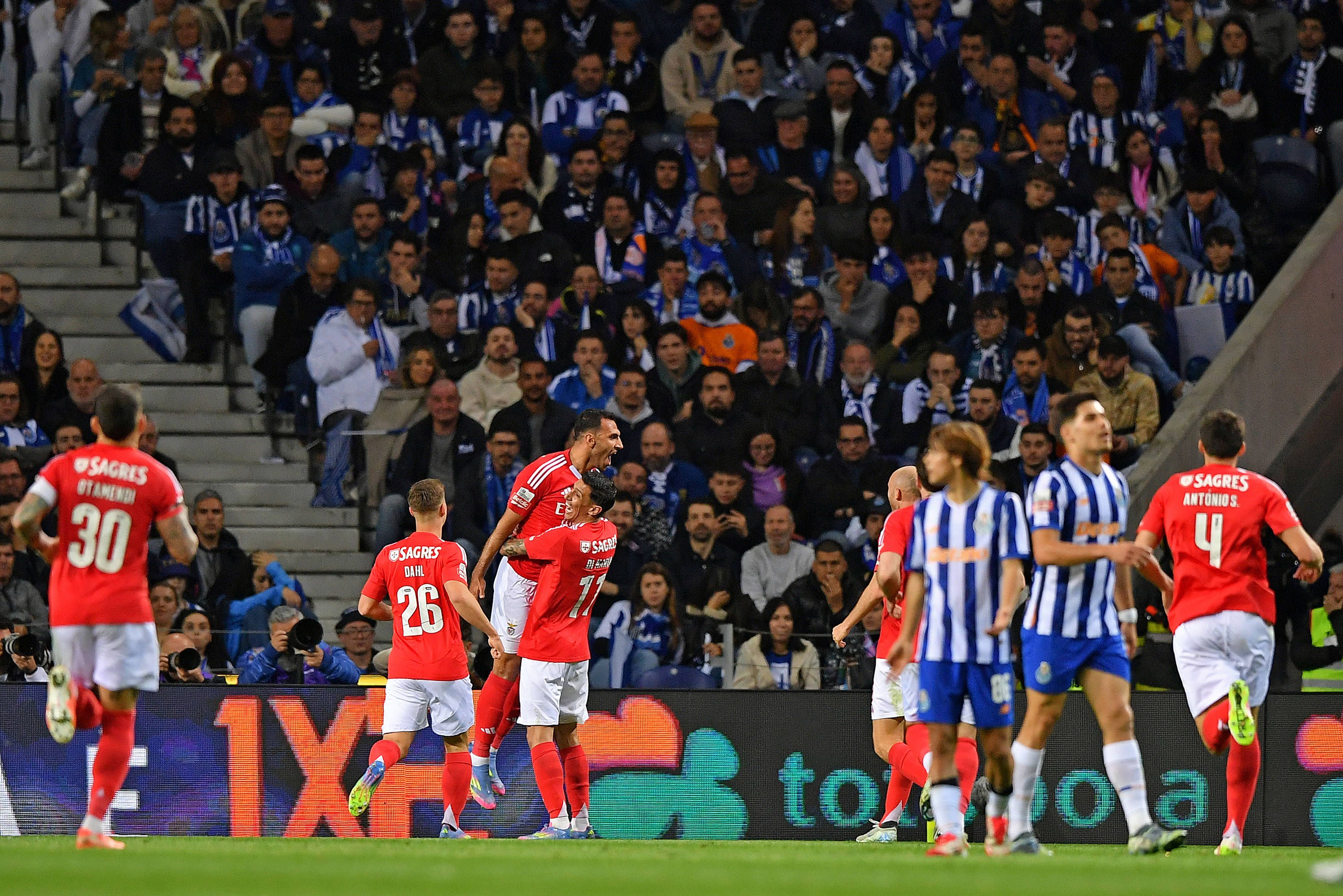 5. FC Porto-Benfica (1-4): Quinto clássico entre dragões e águias apitado por João Pinheiro foi a 6 de abril de 2025, no Dragão, para a Liga. Hat-trick de Pavlidis e  um golo de Otamendi. Samu reduziu - Foto: IMAGO
