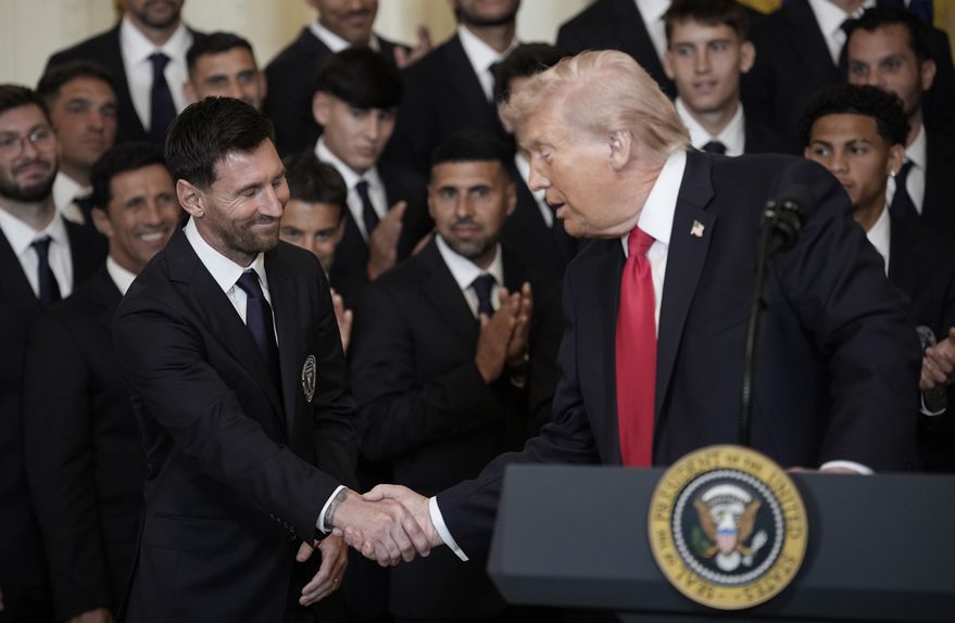Messi e Trump na Casa Branca - Foto: EPA/YURI GRIPAS / POOL