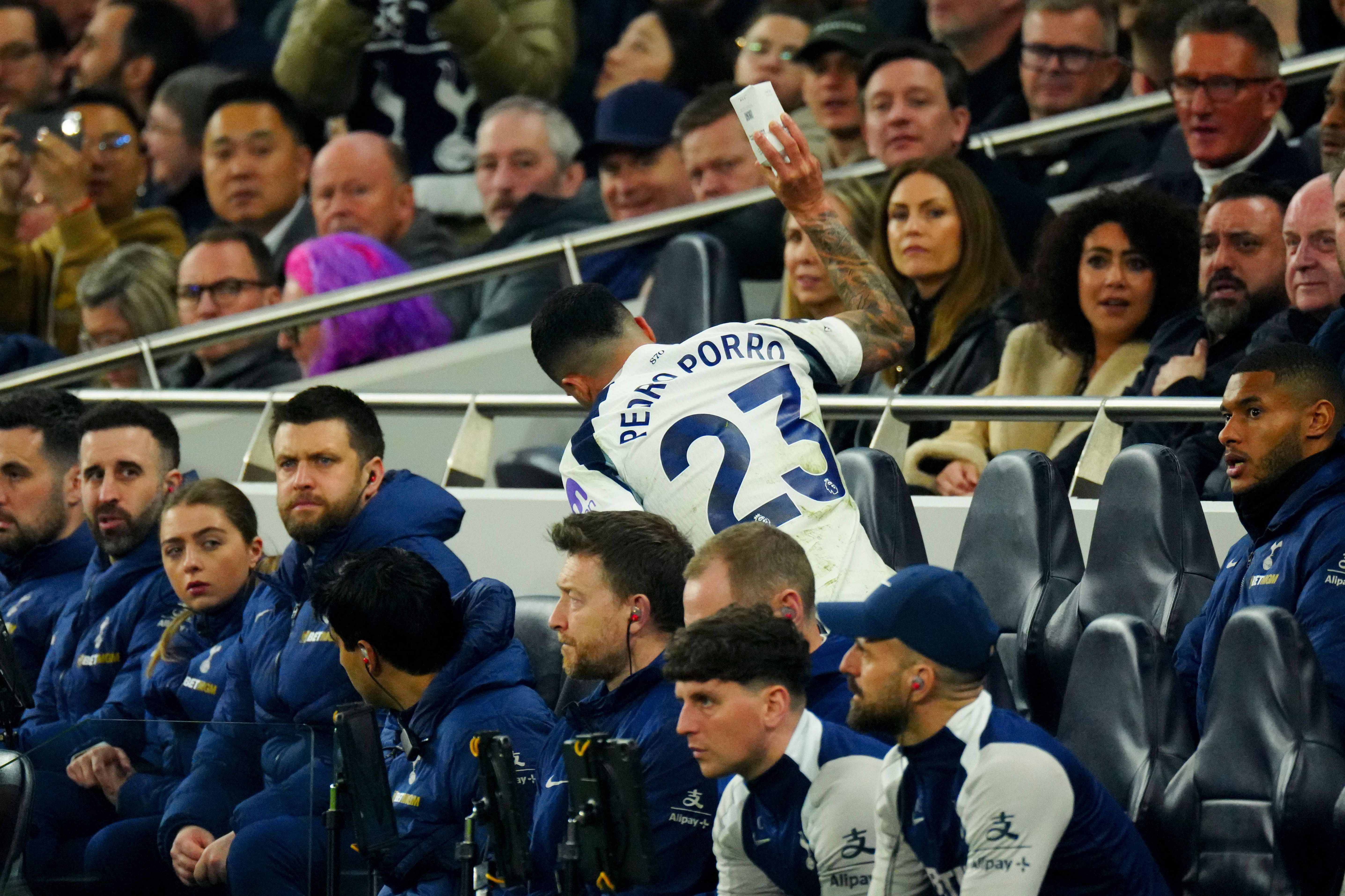 Pedro Porro saiu chateado com o quarto árbitro e descarregou no banco - Foto: IMAGO