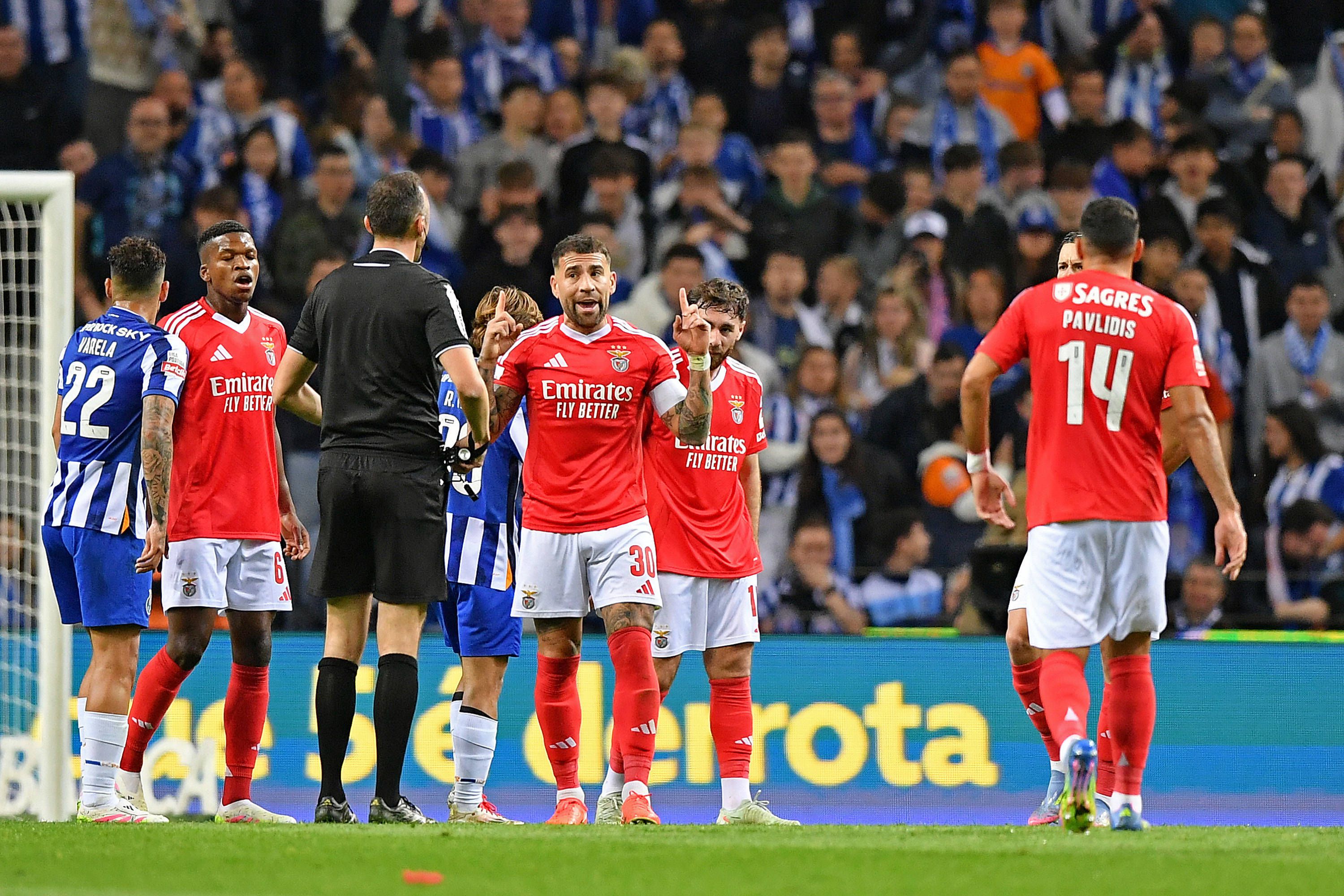 5. FC Porto-Benfica (1-4): Quinto clássico entre dragões e águias apitado por João Pinheiro foi a 6 de abril de 2025, no Dragão, para a Liga. Houve cinco amarelos, quatro para os azuis e brancos, um para os encarnados - Foto: IMAGO