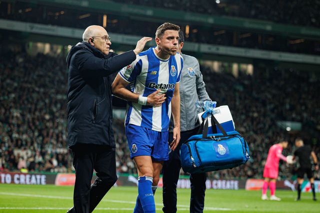 Jan Bednarek saiu lesionado aos 44 minutos do Sporting-FC Porto para a Taça de Portugal