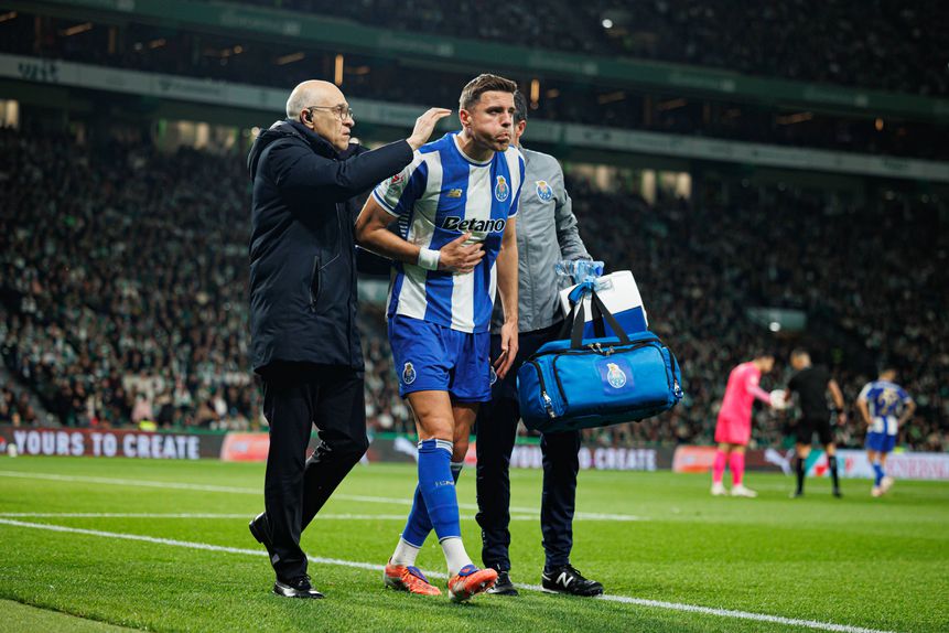 Jan Bednarek saiu lesionado aos 44 minutos do Sporting-FC Porto para a Taça de Portugal
