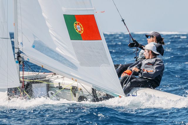 Vela: duas tripulações lusas candidatas ao título Europeu de classe 470 em Vilamoura
