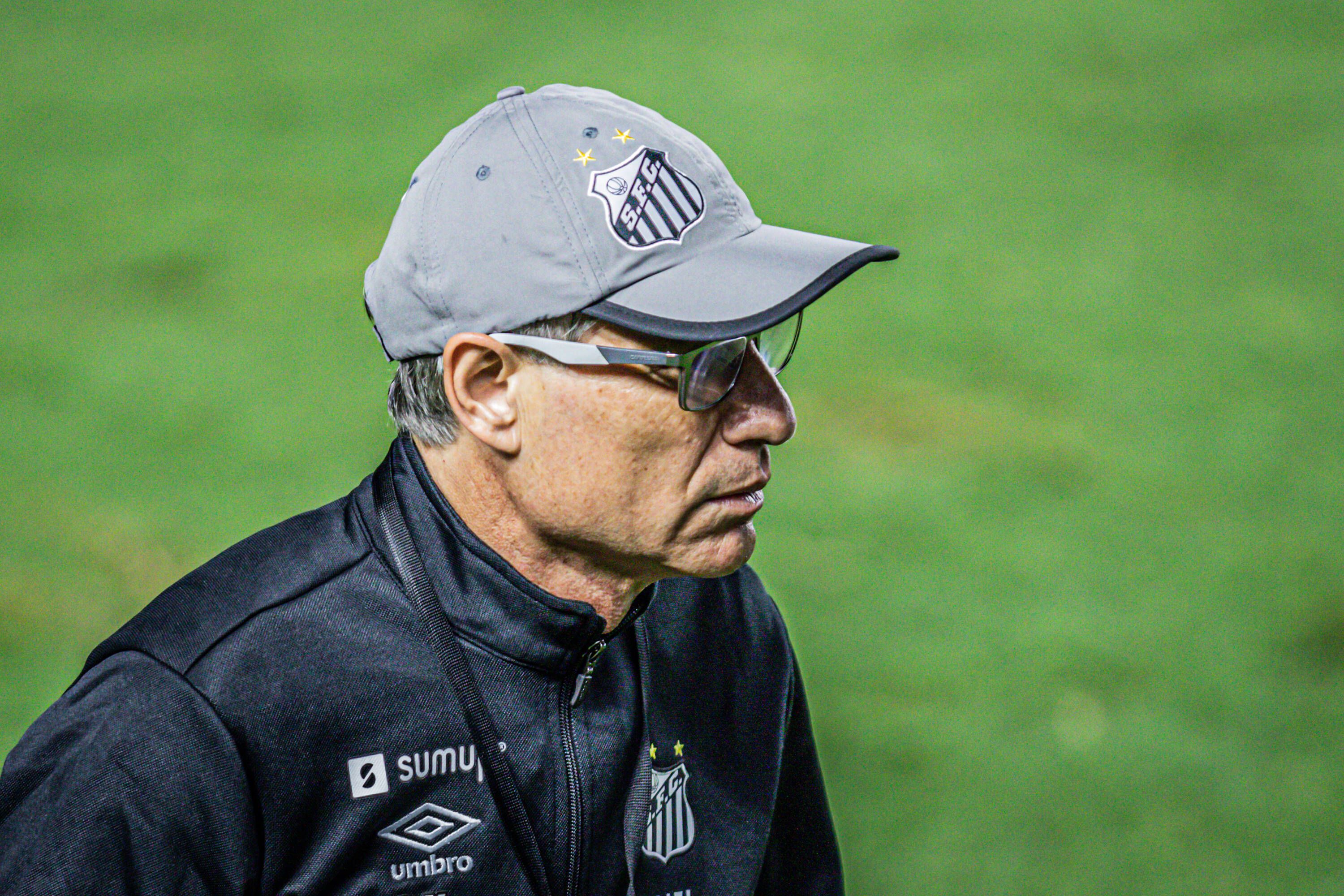 Ariel Holan esteve 58 dias no Santos