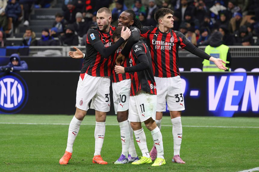 Abraço entre Pavlovic, Pulisic e Rafael Leão