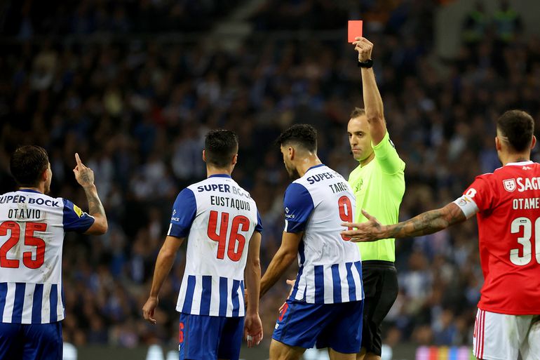 1. FC Porto-Benfica (0-1): Primeiro clássico entre dragões e águias apitado por João Pinheiro foi a 21 de outubro de 2022, no Dragão, para a Liga. Ficou marcado pela expulsão de Eustáquio aos 27 minutos - Foto: A BOLA/Eduardo Oliveira
