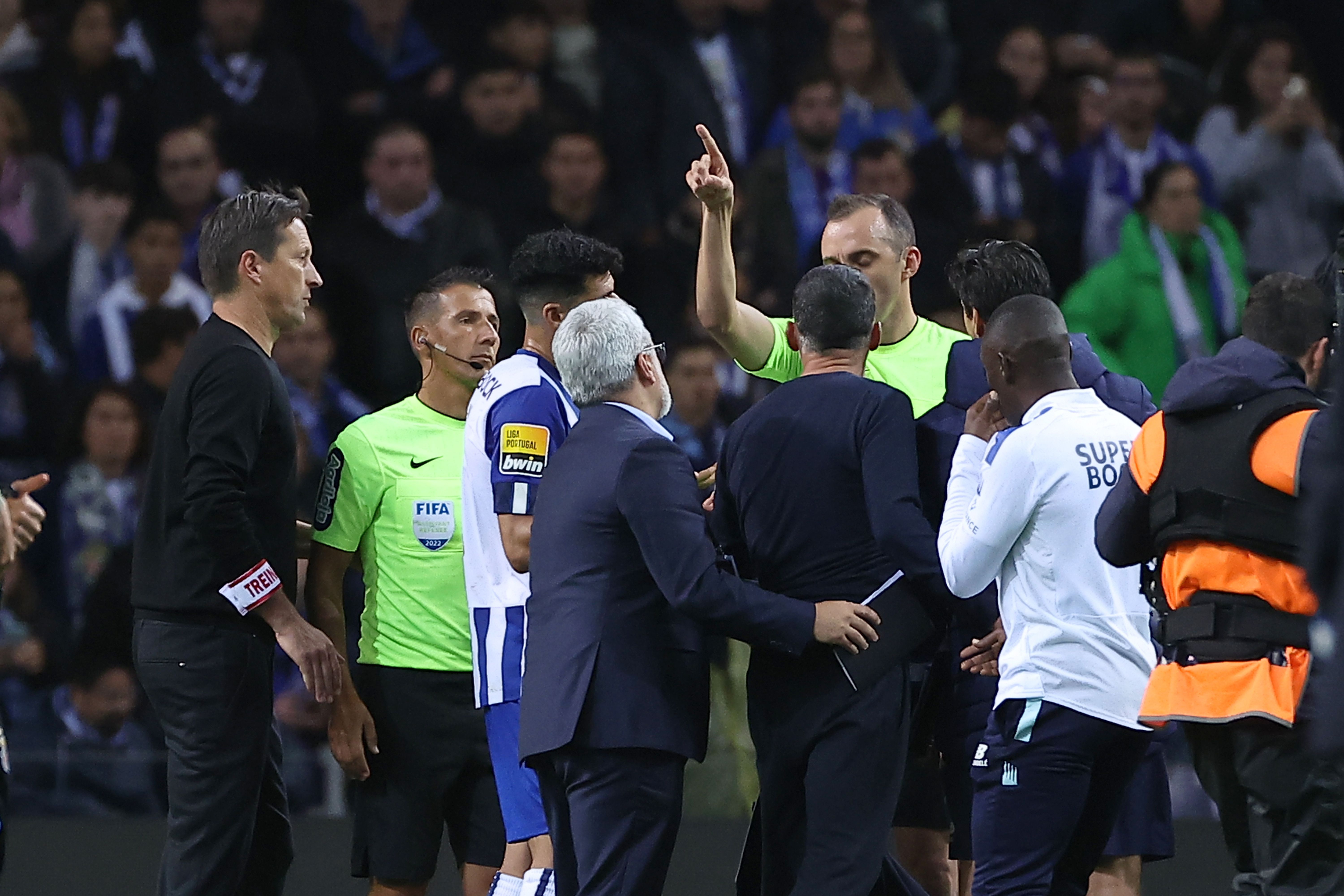 1. FC Porto-Benfica (0-1): Primeiro clássico entre dragões e águias apitado por João Pinheiro foi a 21 de outubro de 2022, no Dragão, para a Liga. Ficou marcado pela expulsão de Sérgio Conceição no final - Foto: A BOLA/Eduardo Oliveira