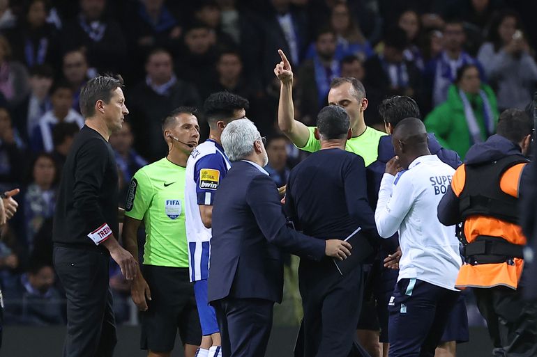 1. FC Porto-Benfica (0-1): Primeiro clássico entre dragões e águias apitado por João Pinheiro foi a 21 de outubro de 2022, no Dragão, para a Liga. Ficou marcado pela expulsão de Sérgio Conceição no final - Foto: A BOLA/Eduardo Oliveira